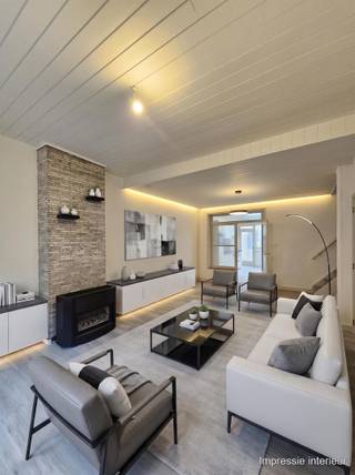 <p><span>Woning met 3 à 4 slpks en tuin</span></p><p><span>De woning is gelegen nabij het centrum van Sint-Niklaas, openbaar vervoer, winkels en scholen.</span></p><p><span>De indeling:</span><span><br /></span><span>Gelijkvloers:</span><span><br />Lichtrijke, L-vormige leefruimte met toegang naar de nieuwe keuken.<br />De keuken beschikt over volgende toestellen: kookplaat, dampkap, afwasmachine, oven, ijskast en diepvries.</span></p><p><span>Badkamer met lavabomeubel, ligbad en toilet.<br />De veranda met aansluiting voor wasmachine en droogkast en toegang naar ruime tuin met tuinhuis.<br />Aparte berging.</span></p><p><span>1ste verdieping:</span><span><br />3 slaapkamers.</span></p><p><span>2de verdieping:</span><span><br />Zolderruimte (met vaste trap).</span></p><p><span>Pluspunten:</span><span><br />- Centraal gelegen<br />- Tuin aanwezig<br />- 3 à 4 slaapkamers<br />- Elektriciteit is conform</span></p><p><span>- Opgenomen in het maatregelen register: Nee</span></p><p><span> </span></p>