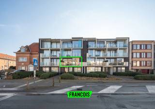 Dit prachtig en modern appartement bevindt zich op de eerste verdieping van een rustige residentie, op slechts een boogscheut van het centrum, diverse handelszaken en het strand. De centrale ligging in combinatie met de kwalitatieve afwerking maakt dit appartement een echte buitenkans.<br /><br />Bij het betreden van het appartement komt u via de inkomhal met handige inbouwkasten terecht in de lichtrijke woonkamer, die naadloos overloopt in een open, volledig uitgeruste keuken. Deze beschikt over een koelkast met diepvriesvak, vaatwasmachine, inductiekookplaat, dampkap, oven en microgolfoven. Vanuit de woonkamer is er toegang tot een ruim terras, ideaal om te ontspannen.<br /><br />Verder zijn er twee volwaardige slaapkamers, een gastentoilet, een stijlvolle badkamer met inloopdouche en wastafel en een aparte berging met aansluiting voor een wasmachine. Het appartement is instapklaar en afgewerkt met duurzame materialen.<br /><br />Aarzel niet en leg snel uw afspraak vast voor dit prachtig, recent appartement. <br /><br />Beschikbaar vanaf 01/01/2026<br /><br />Provisie maandelijkse kosten : 70 euro / maand<br /><br />