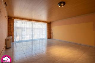 Een likje verf en dit ruime appartement is volledig instapklaar!
Bent u op zoek naar een ruim appartement op een toplocatie? Dan is dit een buitenkans.
Dit appartement bevindt zich op de derde verdieping in het hart van Westende-Bad en beschikt over één zeer ruime slaapkamer, een lichte en ruime woonkamer en twee terrassen waar u op elk moment van de dag van de buitenlucht kunt genieten.
De ligging is een absolute troef. Alles bevindt zich op wandelafstand: de nieuwe zeedijk, het strand, de bakker, beenhouwer, apotheek, krantenwinkel, schoenen- en kledingzaken en het openbaar vervoer.
Extra pluspunten:
Private kelder.
Elektrische installatie conform.
EPC: 225 kWh/m² jaar (label C).
Asbestveilig.
Kom dit appartement zelf ontdekken en vorm uw eigen mening. Misschien wordt dit wel uw nieuwe thuis of de ideale tweede verblijfplaats aan zee! Info 0471 10 63 68