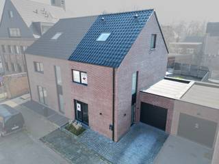 <p><strong><span>Recente, Instapklare HOB met 4 SLPK, Garage én Tuin!</span></strong><br /><br />Ontdek deze <strong>recente (2024) halfopen bebouwing</strong>, <strong>rustig gelegen</strong> in een eenrichtingsstraat onder de kerktoren van het landelijke Gijzegem. Dankzij de <strong>centrale ligging</strong> bevindt u zich vlakbij de verbindingsweg tussen Aalst, Hofstade en Dendermonde, met scholen, winkels en horeca in de onmiddellijke omgeving.</p>
<p>De woning verwelkomt u via <strong>een aparte open inkomhal met gastentoilet</strong>. De <strong>lichtrijke leefruimte</strong>, <strong>smaakvol ingericht</strong>, biedt een aangenaam <strong>zicht op het terras en de tuin</strong> en sluit naadloos aan op de <strong>volledig geïnstalleerde open keuken</strong>. Vanuit de keuken bereikt u de <strong>inpandige garage</strong>, die tevens dienst doet als <strong>praktische was- en bergruimte</strong> en toegang geeft tot het terras en de tuin.</p>
<p>Op de eerste verdieping bevinden zich <strong>twee volwaardige slaapkamers </strong>en <strong>een comfortabele badkamer</strong>, uitgerust met <strong>een dubbele lavabo</strong>, <strong>inloopdouche en ligbad</strong>. <strong>Een apart toilet</strong> vervolledigt deze verdieping.</p>
<p>Via een vaste trap bereikt u de zolderverdieping, die reeds volledig werd ingericht met <strong>twee extra slaapkamers </strong>– ideaal voor een groter gezin, bureau of hobbyruimte.</p>
<p>Extra troeven zijn de <strong>zonnepanelen</strong>, <strong>vloerverwarming</strong> op het gelijkvloers en het <strong>uitstekende EPC van 20kWh</strong>, wat resulteert in een bijzonder energiezuinige woning.</p>
<p>Buiten geniet u van <strong>een onderhoudsvriendelijke, fraai aangelegde tuin</strong> <strong>met ruim zonneterras</strong> en bijkomende verharding achteraan. Naast de woning is er bovendien <strong>parkeergelegenheid</strong> voorzien.</p>
<p>Kortom, een instapklare en moderne woning op een rustige, maar strategische ligging – een unieke kans!<br /><br />Voor meer info en/of een bezoek, contacteer uw vastgoedkantoor KURTIMMO via info@kurtimmo.be OF 0476/076993!</p>