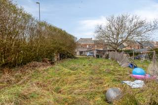 <p>Cette maison entièrement à rénover est idéalement située à Diest, sur un emplacement bénéficiant d’une excellente visibilité. Grâce à sa proximité avec la gare, les grands axes routiers et le centre-ville, cette propriété offre un potentiel exceptionnel tant pour un projet résidentiel que pour une utilisation mixte.</p><p>La vaste surface habitable constitue une base idéale pour ceux qui souhaitent entreprendre un projet de rénovation ambitieux. Les volumes existants permettent de nombreuses configurations et offrent la possibilité de créer une spacieuse habitation familiale adaptée aux besoins actuels.</p><p>La localisation stratégique ouvre également la porte à d’autres projets, notamment pour les personnes souhaitant combiner logement et activité professionnelle. Cette flexibilité constitue un véritable atout pour les acquéreurs en quête d’un bien polyvalent.</p><p>Les espaces intérieurs généreux permettent une réorganisation complète afin de créer un cadre de vie moderne et confortable. Chaque futur propriétaire pourra ainsi adapter le bien à ses propres attentes et projets.</p><p></p><p>À l’arrière de la propriété, un agréable jardin apporte une touche de verdure et offre un espace de détente appréciable. Malgré la situation centrale et visible, cet extérieur permet de profiter d’un environnement calme et privé.</p><p></p><p>La situation à Diest constitue un avantage majeur. Les commerces, écoles, transports en commun, restaurants et autres commodités sont facilement accessibles. Les principaux axes routiers garantissent également des déplacements rapides vers les communes voisines.</p><p>Cette propriété représente une opportunité rare pour les investisseurs, rénovateurs et entrepreneurs à la recherche d’un bien offrant de l’espace, du caractère et un important potentiel de valorisation.</p><p></p><p>En résumé, une maison à rénover bénéficiant d’une excellente visibilité, d’un jardin et d’une vaste surface habitable dans un emplacement stratégique à Diest. Contactez-nous pour découvrir toutes les possibilités qu’offre ce bien.</p>