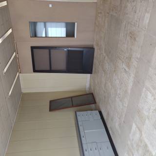 <p>Karaktervolle gesloten woning aan de stadsrand van Ieper, vlak bij winkels, scholen en openbaar vervoer.</p><p><br /></p><p>De woning beschikt over drie slaapkamers, een bureel en een aparte praktijkruimte met wachtkamer, wat extra mogelijkheden biedt voor zelfstandigen of thuiswerk.</p><p><br /></p><p>Belangrijkste ruimtes:<br />• Woonkamer met aangename leefruimte<br />• Keuken uitgerust met elektrisch fornuis<br />• Bureel, ideaal voor thuiswerk of administratie<br />• Badkamer met ligbad en enkele wastafel<br />• Apart toilet<br />• Terras voor een rustig buitenmoment<br />• 3 slaapkamers met diverse indelingsmogelijkheden<br />• Kelder met extra opslagruimte<br />• Zolder geschikt als berging</p><p><br /></p><p>Troeven:<br />• Centrale ligging nabij winkels, scholen en openbaar vervoer<br />• Praktijkruimte en bureel ideaal voor zelfstandige activiteit<br />• EPC-label C</p><p><br /></p><p>Neem vandaag nog contact op met je ERA-makelaar voor een bezoek.</p><p><br /></p><p>JOUW DROOMHUIS. ZO GEVONDEN!</p>