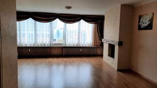 BEZOEK AANVRAGEN ENKEL MOGELIJK VIA VOLGENDE LINK: https://verlinden.mijnhuurprofiel.be/property/bce34b32-763e-4d94-aef0-d59570c90145<br /><br />Dit appartement is zeer gunstig gelegen in de winkelstraat, op wandelafstand van het station, het Rondplein en uiteraard tal van winkels en faciliteiten.<br /><br />Via de inkomhal, met gastentoilet, kom je in de leefruimte welke is opgedeeld in een zithoek en een eethoek. De keuken is voorzien van een elektrische kookplaat, vaatwasser, koelkast, afzuigkap, dubbele spoeltafel en voldoende kastruimte.<br /><br />De nachthal geeft uit op de 2 slaapkamers en een badkamer met ligbad, wastafel in meubel en voorziening voor wasmachine. <br /><br />Het gebouw is voorzien van een lift en in de kelder is er een privatieve berging aanwezig.<br />Een garage kan apart gehuurd worden voor €120/maand.<br /><br />Huurprijs €780 / maand | € 90 voorschot voor verwarming (stookolie) | Garage: €120/maand | Beschikbaarheid: onmiddellijk | EPC: 354 kWh/m² (nadien werd het dak nog geïsoleerd)