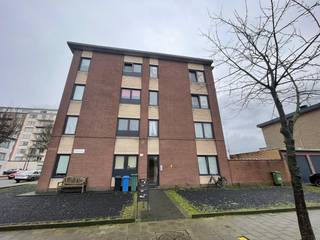 Vergunde opbrengsteigendom op rustige ligging. Het gebouw bestaat uit 4 appartementen met 2 slaapkamers en terras/tuin + 2 garageboxen.Indeling van...