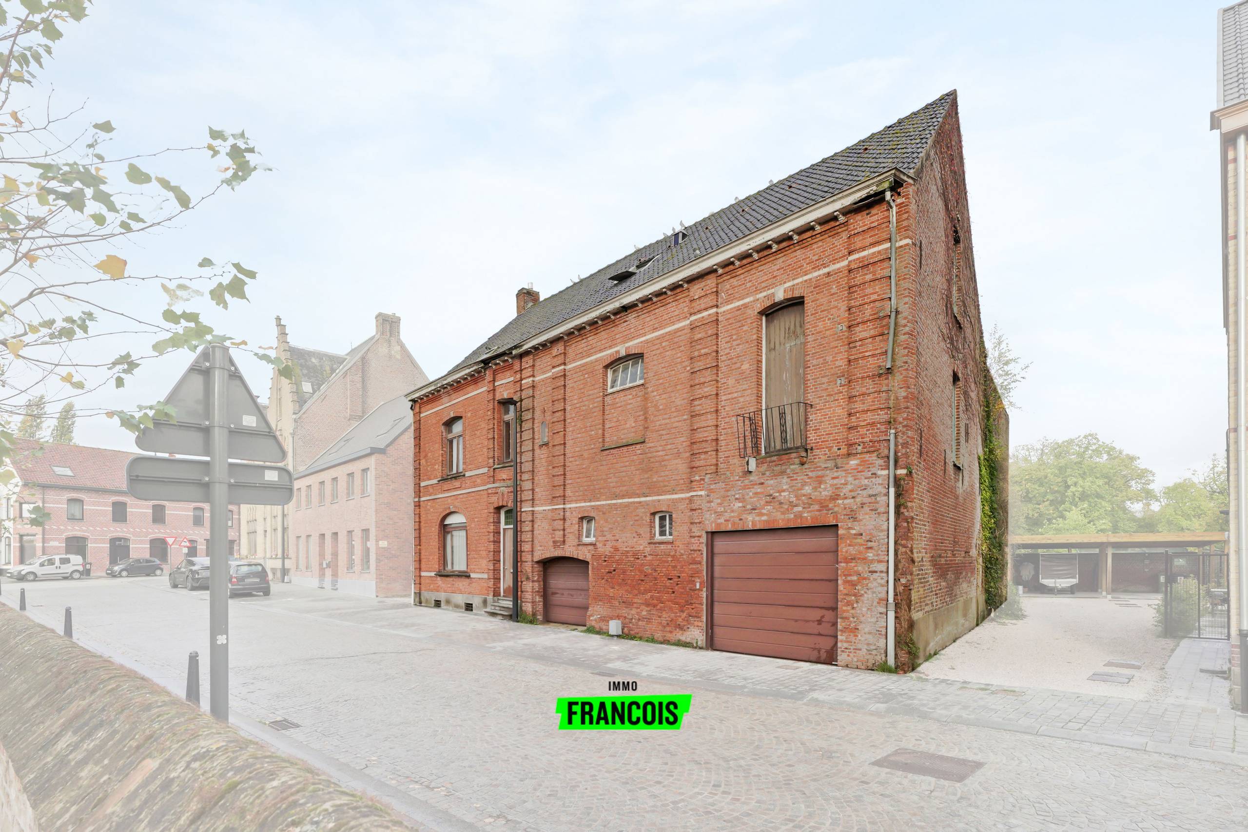 Zeer ruime woning met loods in Reningelst. - foto 1