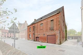 In Reningelst op 5 minuten van Poperinge bevindt zich deze ruime woning. De woning is gelegen op een perceel van 515 m² en biedt tal...