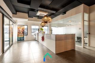 LiggingGelegen aan de Antwerpse Steenweg 19 in het levendige Lochristi, bevindt dit kantoor zich op een strategische locatie binnen de...