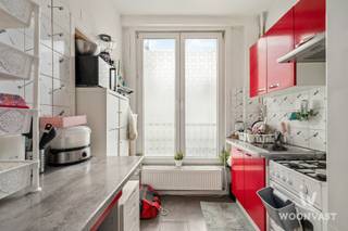 Gelegen op de gegeerde en levendige Chaussée de Gand, biedt dit veelzijdige investeringspand een combinatie van commerciële en residentiële ruimtes, met een totale oppervlakte van circa 1.095 m².<br />Het gebouw omvat 6 verhuureenheden en genereert momenteel €8.628,60 maandelijkse huurinkomsten, goed voor een brutorendement van circa 5,22%.<br /><br />De commerciële ruimtes bestaan uit:<br />• Een ruime winkel met een grote commerciële oppervlakte en een depot van circa 600 m².<br />EPC: G<br />• Een volledig gerenoveerd restaurant, afgewerkt in 2026, met mezzanine, 2 toiletten, keuken, bergruimte en koelcel.<br />EPC: G<br /><br />Het residentiële gedeelte omvat 4 appartementen:<br />• Appartement 1ste verdieping: inkomhal, apart toilet, lichtrijke leefruimte, aparte keuken, slaapkamer en badkamer.<br />EPC: G<br />• Appartement 2de verdieping: inkomhal, apart toilet, leefruimte, aparte keuken, slaapkamer en badkamer.<br />EPC: G<br />• Duplexappartement: keuken, hal, apart toilet, bergruimte en lichtrijke leefruimte, gevolgd door 2 slaapkamers en douchekamer.<br />EPC: G<br />• Tweede duplexappartement: keuken, hal, leefruimte, apart toilet, gevolgd door een badkamer en 2 slaapkamers.<br />EPC: G<br />Alle appartementen beschikken dankzij de grote raampartijen over veel natuurlijke lichtinval en een aangenaam ruimtegevoel.<br />Het dak werd in 2008 aangelegd en beschikt over een groendak.<br />De ligging aan de Chaussée de Gand biedt een uitstekende zichtbaarheid en bereikbaarheid, met talrijke winkels, horecazaken en dagelijkse voorzieningen in de onmiddellijke omgeving. Ook het openbaar vervoer is vlot bereikbaar, met verbindingen richting Simonis, Brussel-centrum en de omliggende gemeenten.<br />Een interessante opportuniteit voor investeerders op zoek naar een gebouw met een gevarieerde mix van commerciële en residentiële verhuureenheden, een sterke commerciële ligging en een actuele huurinkomst van meer dan €100.000 per jaar.<br />Contacteer: Morgane via morgane@woonvast.be of 0498 60 61 75.