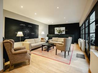 Ideaal gelegen in het hart van de wijk Kastelein, biedt dit achterpand in loftstijl 306 m² bruto vloeroppervlak, perfect voor een tentoonstellingsruimte, atelier, kantoren of loft.<br /><br />De voormalige stallen, gelegen achter een Beaux-Arts-gebouw uit 1909, werden na de oorlog herbestemd tot een unieke ruimte, ideaal voor een kunstgalerie, atelier, kantoren of loft. Het pand biedt een scala aan veelzijdige ruimtes, momenteel opgedeeld in verschillende zones, waaronder een receptie, diverse kantoren, ontvangstkamers en een binnenplaats. De ruimte kan volledig worden opengebroken tot een enorme loftruimte met een capaciteit van maximaal 500 personen. Deze atypische en multifunctionele ruimte, afgezonderd en privé, zal imponeren met zijn ruimtelijkheid en exclusiviteit.<br /><br />Overige: gepolijste betonnen en parketvloeren, alarmsysteem, eigen parkeerplaats op de binnenplaats, kelder. (EPC): E<br /><br />Kastelein staat bekend om zijn ligging nabij het stadscentrum en vlakbij het park Bois de la Cambre. Het heeft talloze restaurants en winkels en de markt is erg populair. Er is een snelle en gemakkelijke toegang tot het openbaar vervoer (metro, tram en bus), met handige verbindingen naar omliggende plaatsen.<br /><br />Voor meer informatie kunt u contact opnemen met Laurence Ballaux op +32 (0) 2 640 08 01.