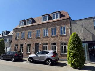 Dit ruime appartement is ideaal gelegen in het centrum van de Pinte, op wandelafstand van diverse winkels, scholen en openbaar vervoer.