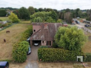 <p><span>Op zoek naar een woning met ruimte, karakter, rust én een tuin waar u écht tot adem komt? Dan is deze prachtige gezinswoning aan de </span><span>Butserenstraat 29 in Koersel-Beringen</span><span> absoluut een bezoek waard. Deze woning, gebouwd in de jaren negentig, combineert een stevige basis met een bijzonder aangename woonbeleving en vormt een ideale thuis voor gezinnen die nood hebben aan plaats, comfort en privacy.</span></p><p><span>Topics</span></p><p><span>- schitterende tuin, uitgevend op een paardenweide;</span></p><p><span>- kortbij centrum Beringen;</span></p><p><span>- drie ruime slaapkamers;</span></p><p><span>- electriciteit conform, geen asbest, degelijk EPC-label;</span></p><p><span>De woning bevindt zich op een mooi perceel van </span><span>12a47ca</span><span> en geniet van een rustige ligging in Koersel, op ongeveer </span><span>4 km van het centrum van Beringen</span><span>. U woont hier landelijk en groen, maar toch met winkels, scholen, verbindingswegen en dagelijkse voorzieningen binnen vlotte bereikbaarheid. De ligging is bijzonder aangenaam voor wie graag rustig thuiskomt, zonder in te boeten op praktische bereikbaarheid.</span></p><p><span>Een van de grote troeven van dit eigendom is zonder twijfel de </span><span>prachtige tuin</span><span>. Achteraan grenst de tuin aan een weide waar paarden gehouden worden, wat zorgt voor een uitzonderlijk landelijk en open gevoel. De tuin werd bewust op een natuurlijke, licht wilde manier aangelegd, waardoor hij een charmante, ontspannen en bijna parkachtige sfeer uitstraalt. Dankzij de ideale oriëntatie, de aanwezige beplanting en de bomen geniet u hier op elk moment van de dag van aangename plekjes zon én schaduw. Zeker tijdens warme zomerdagen is dit een heerlijke plek om te vertoeven, te ontspannen, te lezen, te spelen of gezellig samen te komen met familie en vrienden.</span></p><p><span>Binnenin biedt de woning bijzonder veel ruimte. Met </span><span>drie zeer ruime slaapkamers</span><span> is dit een huis dat perfect beantwoordt aan de noden van grotere gezinnen, nieuw samengestelde gezinnen of bewoners die extra kamers wensen voor bureau, hobbyruimte of logeerkamer. Eén van de slaapkamers beschikt bovendien over een </span><span>dressing</span><span>, wat extra comfort en opbergruimte biedt. De indeling voelt royaal aan en geeft tal van mogelijkheden om de woning volledig naar eigen smaak en levensstijl in te richten.</span></p><p><span>Ook technisch biedt deze woning belangrijke geruststellingen. De </span><span>elektrische installatie is conform</span><span>, er is </span><span>geen asbest aanwezig</span><span> en de woning behaalt een </span><span>EPC-label C</span><span>. Dat zijn sterke elementen voor kopers die op zoek zijn naar een degelijke woning met een correcte energetische basis. Bovendien kan, onder voorbehoud van het voldoen aan de wettelijke voorwaarden, het verlaagde tarief van </span><span>2% registratierechten</span><span> mogelijk van toepassing zijn. Laat dit uiteraard steeds bevestigen door uw notaris of fiscaal adviseur.</span></p><p><span>Deze woning is een echte </span><span>topaanbieding</span><span> voor wie ruimte, rust en groen belangrijk vindt. De combinatie van het royale perceel, de ruime slaapkamers, de mooie tuin met zicht op de achterliggende weide en de aangename ligging in Koersel maakt dit eigendom bijzonder aantrekkelijk. Hier vindt u geen standaardwoning, maar een warme thuis met karakter, potentieel en een uitzonderlijk aangename buitenbeleving.</span></p><p><span>Wilt u deze woning zelf ontdekken? Neem dan contact op met </span><span>Immo Diest</span><span> voor meer informatie of een bezoek ter plaatse.</span></p><p><span>Bezoek? </span><span><br /></span><span>Immo Diest</span><span><br />Tel. kantoor: <span>013 31 25 22</span></span><span><br />Makelaar: </span><span>Jan Vanonckelen</span><span><br />E-mail: <span>jan.vanonckelen@immodiest.be</span></span><span><br />Website: <span>www.immodiest.be</span></span></p>