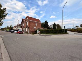 Zin om de handen uit de mouwen te steken? Maak van deze charmante woning jouw thuis! Deze volledig te renoveren halfopen bebouwing is gelegen nabij het centrum van Beveren. De indeling van dit pand is als volgt: U betreedt de woning via de inkomhal met meteen links de eerste ruimte. Verder door heeft u de tweede en derde ruimte met daarachter een toilet en badkamer. Op de eerste verdieping zijn er twee ruime kamers. De vaste trap naar de zolder geeft nog de mogelijkheid tot het creëren van twee extra kamers.De achterdeur en het poortje aan de voorgevel bieden toegang tot de tuin. Ook via de oprit is gelegen om de hoek, in de Gentseweg. De garage staat achteraan in de tuin waardoor toegang tot de woning zeer eenvoudig is.Nog enkele troeven van dit pand: Totaal te renoveren wat jou de mogelijkheid geeft om je droomwoning te creëren, dicht bij het centrum en zeer centraal gelegen.Interesse? Mail vrijblijvend naar verkoop@bebuild.be en ga met ons ter plaatse.