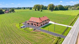 Zeer ruime, te renoveren ééngezinswoning (thans ingericht als 2 afzonderlijke woningen) met een totale bewoonbare oppervlakte van ca. 400 m². Gelegen op een perceel van 3.504 m² met een perceelbreedte van maar liefst 48 meter! Gunstig gelegen op een unieke locatie in agrarisch gebied (geen naaste buren). Beide woonunits zijn voorzien van een leefruimte, keuken, sanitair, verschillende slaapkamers, garage en bergingen. Het dak werd reeds volledig vernieuwd en geïsoleerd (2021). Deze woning kan gerenoveerd (of heropgebouwd) worden onder de voorschriften van een zonevreemde woning. Eigendom met tal van mogelijkheden (zorgwoning, kangoeroewoning, combinatie wonen/werken, enz.). EPC: 480 kWh/m² (renovatieverplichting van toepassing). Beschikbaar bij akte.