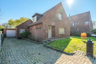 Deze charmante woning is gelegen in De Haan en biedt alles wat je nodig hebt voor comfortabel wonen. De woning bevindt zich op een groot perceel, waardoor je kan genieten van een ruime tuin met prachtige verzichten.<br />Binnenin beschikt de woning over drie volwaardige slaapkamers. De gezellige woonkamer sluit mooi aan op de keuken, wat zorgt voor een aangename en praktische leefruimte. Daarnaast is er een handige berging voorzien.<br />Buiten is het heerlijk vertoeven op het grote terras, perfect voor zonnige dagen en lange avonden. De ruime tuin biedt tal van mogelijkheden voor tuinliefhebbers of gezinnen met kinderen.<br />Verder beschikt de woning over een garage, wat zorgt voor extra comfort en opslagruimte.<br /><br />Kortom, een ideale woning voor wie op zoek is naar rust, ruimte en een aangename woonomgeving.