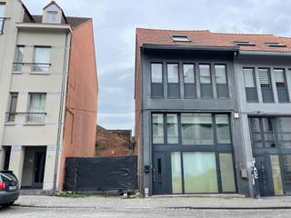 Commerciële ruimte van 150m² met tuin, kelder en 50m² bouwgrond op een TOPLIGGING in Doornik, vlakbij de Grote Markt. Deze handelsruimte biedt...