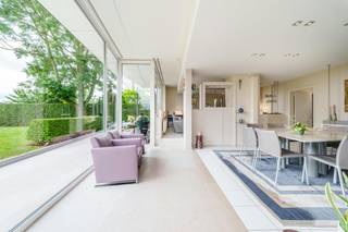 Droom jij van stijlvol wonen in alle rust? <br /><br />De woning (1.003 m²) te Izegem combineert ruimte en een hoogwaardige afwerking met een prachtig uitzicht. Gebouwd in 1987, zorgvuldig gerenoveerd doorheen de jaren en uitgebreid in 2014. De prachtige tuin, die met veel zorg en oog voor detail werd ontworpen, vormt een groene oase waar rust centraal staat.<br /><br />Met een bewoonbare oppervlakte van 186 m² biedt deze instapklare woning een uitzonderlijk wooncomfort voor eigenaars die op zoek zijn naar kwaliteit en elegantie.<br /><br />Doorheen de jaren werd de woning voortdurend verfijnd met duurzame materialen en maatwerk.<br /><br />Indeling: <br />Gelijkvloers: <br />- Inkomhal met apart toilet<br />- Ruime leefruimte<br />- Eetkamer<br />- Volledig uitgeruste keuken <br />- Bureauruimte<br />- Badkamer met douche, bad en lavabo<br />- Garage<br />- Kelder<br /><br />1ste verdieping: <br />- 4 slaapkamers<br />- Berging<br /><br />Buiten: <br />- Afgewerkte tuin met vijver (tuinarchitect Olivier Standaert, Burovoorbuitenruimtes)<br />- Tuinhuis met aparte berging hout<br />- Carport<br /><br />Troeven: <br />- 16 zonnepanelen (2008)<br />- Uitbouw + carport (2014)<br />- Kachel (Koen Dewaele, 2016)<br />- Maatkeuken van Deleersnyder, afgewerkt met een Dekton werkblad, spatwand en Siemens-toestellen (2018) door Charlotte Verhelst<br />- Op maat gemaakte ingemaakte kasten en stijlvolle vloerafwerking, ontworpen door Charlotte Verhelst<br />- Ontwerp interieur living (schouw, kasten en brandglas): Pia Manu<br />- Regenwaterput (20.000 liter)<br />- Domotica <br />- Gasketel (eind 2024)<br /><br />Een zeldzame kans voor wie op zoek is naar een huis met klasse.<br /><br />De eigendom wordt aangeboden via de Pre-sale formule. Op 03/10/2026 tussen 10:00 en 12:00 kan u het huis op afspraak komen bezichtigen en een bod uitbrengen. De vermelde prijs is een instelprijs. Voor meer info, gelieve contact op te nemen met de dossierverantwoordelijke.<br /><br />Bestuursmaatregelen in het maatregelenregister: nee