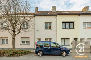 <p>Cette maison prête à emménager est située dans une rue calme de Vilvorde et combine confort, espace et agencement fonctionnel. Dès l’entrée, vous accédez à un long hall qui mène vers un vaste et lumineux séjour avec, en continuité, une agréable salle à manger. La cuisine, récemment rénovée, s’intègre parfaitement à l’ensemble et offre tout le confort moderne. Une salle de bains contemporaine se trouve également au rez-de-chaussée.</p>
<p>À l’arrière de la maison, vous profitez d’un charmant jardin de ville avec terrasse, idéal pour se détendre en toute tranquillité.</p>
<p>Le premier étage comprend deux chambres spacieuses. Le grenier aménagé dispose également de deux chambres, dont la cloison intermédiaire a été retirée afin de créer actuellement une grande pièce ouverte. Celle-ci peut facilement être redivisée selon vos besoins, offrant une grande flexibilité pour une famille, le télétravail ou des loisirs.</p>
<p>Grâce à son environnement paisible et à sa disposition bien pensée, cette maison constitue une opportunité idéale pour ceux qui recherchent un logement confortable et clé en main à Vilvorde, à proximité de toutes les commodités.</p>
