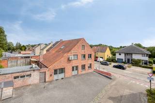 Ruime handelswoning op een zeer gunstige locatie te Hulshout! Deze knappe handelswoning bestaat uit een handelgelijkvloers van +- 165m² bruikbare...