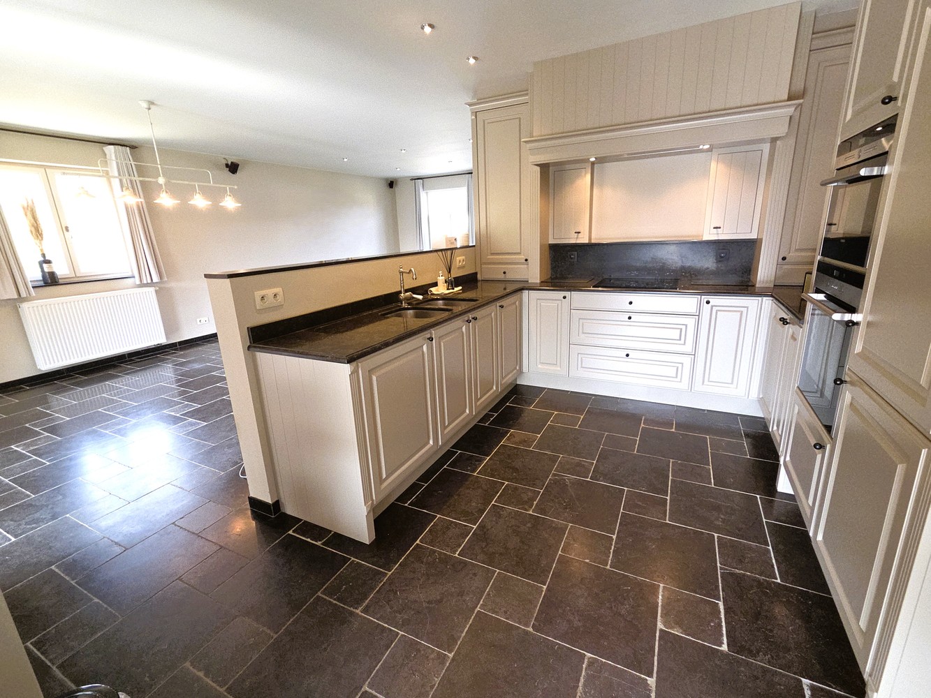 Prachtige villa woning, 5 slaapkamers, 2 badkamers in een zeer rustige straat gelegen - foto 5