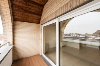 Ontdek dit aangename duplexappartement op de derde en vierde verdieping van residentie Het Vijfde Seizoen, gelegen in de Sint-Jansstraat 4 te Oostende. Dit verzorgd appartement geniet van een uitstekende ligging met een vlotte verbinding naar het stadscentrum en bevindt zich in de nabijheid van grote baanwinkels, wat zorgt voor optimaal dagelijks comfort en bereikbaarheid.<br /><br />De leefverdieping omvat een lichtrijke woonkamer met tegelvloer en een open keuken. Aansluitend vindt u een gezellig zuidgericht terras, de ideale plek om in alle rust van de zon te genieten. Verder beschikt deze verdieping over een inkomhal met gastentoilet en een praktische berging onder de trap.<br /><br />Op de bovenverdieping bevinden zich twee volwaardige slaapkamers. Eén slaapkamer beschikt over een eigen badkamer en een aparte dressing of bergruimte. De tweede slaapkamer is voorzien van aansluitingen voor een wasmachine en de elektrische boiler. Daarnaast is er een extra toilet in de nachthal, wat het wooncomfort nog verhoogt.<br /><br />Het gebouw is uitgerust met een lift, wat het appartement extra toegankelijk maakt.<br /><br />Dit duplexappartement is ideaal voor eigen bewoning, starters of als interessante investering.<br /><br />