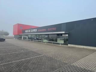 Bent u op zoek naar een veelzijdig en instapklaar bedrijfspand met een combinatie van magazijnruimte, kantoor én toonzaal? Dan is dit pand in de regio Duffel precies wat u zoekt!<br /><br />Kenmerken van het pand:<br />Magazijnruimte: ca. 860 m² – ideaal voor stockage of productie<br /><br />Toonzaal met kantoor: ca. 870 m² – representatief en klaar voor gebruik<br /><br />Conciergewoning aanwezig – biedt extra mogelijkheden<br /><br />Ligging:<br /><br />Uitstekende verbindingen richting Mechelen, Lier en omliggende gemeenten<br /><br />Strategische locatie voor bedrijven die zichtbaarheid én bereikbaarheid willen combineren<br /><br />️ Parkeergelegenheid:<br />Ruime parkeermogelijkheden voor zowel klanten als medewerkers<br /><br />Dit pand biedt een unieke combinatie van ruimte, ligging en functionaliteit – een uitstekende investering voor ondernemers die willen groeien.
