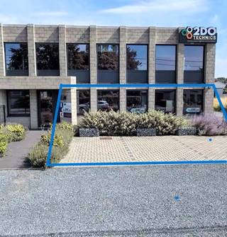 Handelspand Te Huur: Bureel met Sanitair en KeukenGelegen in een drukke en goed bereikbare locatie, bieden wij een commercieel pand te huur aan. Het...