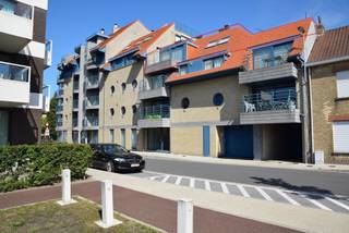 GEZELLIGE & LICHTRIJKE PENTHOUSE MET 2 SLAAPKAMERS + 2 GROTE ZONNETERRASSEN (30m2) GELEGEN OP DE 3DE VERDIEPING OP EEN BOOGSCHEUT VAN HET STRAND...