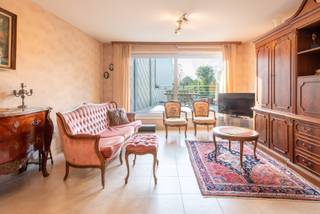 Gezellig appartement met ruime woonkamer en open keuken met alle modern comfort.<br />Badkamer met douche en lavabo en mogelijkheid tot plaatsen wasmachine. 2 ruime slaapkamers en een mooi, ruim en gezellig zonneterras. Zeer grote kelder op het gelijkvloers inbegrepen in de prijs! Een aanrader!