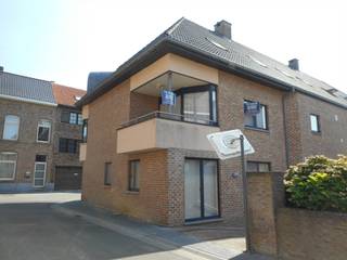 DUPLEX APPARTEMENT met 2 slaapkamers, terras te huur in het centrum van Diest, Sint Janstraat 37. <br /><br />Het appartement is gelegen op de eerste en de tweede verdieping in een kleine residentie met lift.<br /><br />Indeling van het appartement :<br />- inkomhal<br />- toilet<br />- ruime woonkamer <br />- half open keuken<br />- berging<br />- terras<br /><br />Op het verdiep :<br />- 3 slaapkamers (waarvan één heel klein)<br />- badkamer<br />- toilet<br /><br />Er is een autostaanplaats onderin het gebouw en een aparte fietsenstalling.<br />Lift aanwezig. <br />CV op aardgas.<br /><br />Epc : 131 kWh/m²/jaar<br /><br />Huurprijs : € 950,00 voor appartement en staanplaats, geen gemeenschappelijke kosten<br /><br />Voor bijkomende informatie kan u ons contacteren op 013/311.233, voor een bezichtiging kan u een aanvraag doen via de website.<br /><br /><br />Alle gegevens zijn louter informatief, onder elk voorbehoud, en voor zover het pand intussen niet verhuurd of verkocht is.<br />Dit pand wordt door ons geplaatst op volgende websites :<br />-www.alvast.be<br />-www.immoscoop.be<br />-www.zimmo.be<br />-www.spotto.be<br />Indien U het pand op andere websites zou aantreffen is dit niet door ons geplaatst en is de info mogelijk niet up-to-date.