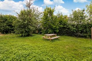 <p><span>Dit gezellige appartement met 1 slaapkamer, gelegen in Kessel-Lo biedt een uitstekende combinatie van comfort, stijl en functionaliteit, ideaal voor studenten, starters of investeerders!</span></p><p><span> </span></p><p><span>Het appartement beschikt over een lichtrijke woon-/eetkamer met aansluitend een eigentijdse open keuken. In de keuken is het eveneens mogelijk om een afwasmachine te plaatsen, indien gewenst. De aansluiting is reeds aanwezig! </span></p><p><span> </span></p><p><span>De grote dakramen zorgen voor natuurlijk licht en een luchtige sfeer in het ganse appartement. </span></p><p><span> </span></p><p><span>De slaapkamer is ruim en is voorzien van een ventilatiesysteem.</span></p><p><span>Verder beschikt het appartement over een functioneel ingerichte badkamer met een douche, toilet en wastafel! Bergruimte is eveneens aanwezig.</span></p><p><span> </span></p><p><span>Een bijzonder voordeel van dit appartement is de gemeenschappelijke tuin waar je quasi ongestoord gebruik van kan maken, aangezien het een zeer kleinschalige residentie betreft. Deze groene oase is volledig ingesloten met houten hekwerk en biedt een ideale plaats om te ontspannen of buiten te dineren. De tuin is voorzien van een picknicktafel en biedt volop ruimte om van frisse lucht te genieten.</span></p><p><span> </span></p><p><span>Het appartement werd afgewerkt met een prachtige parketvloer en combineert wonen en slapen efficiënt in een compacte, maar zeer prettige omgeving.</span></p><p><span>In de nabijheid van Leuven-stad en Leuven-station en op een steenworp van Provinciedomein Kessel-Lo, waar heel wat recreatieve mogelijkheden zijn in de open natuur! </span></p><p><span> </span></p><p><span>Het appartement is momenteel verhuurd, wat het een prima investering maakt! </span></p><p><span>Interesse? Contacteer ons via 0479/01.01.01!</span></p>