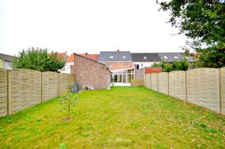 In de gezellige dorpskern van Zingem treffen we deze bijzonder ruime eigendom! De ideale combinatie tussen rust en comfort, tal van...