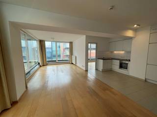 <p>1 slpk appartement met riant terras nabij het Centraal Station<br />Dit appartement is gelegen op de 7de verdieping van het project Vista 03. U betreedt het appartement vanuit de ruime leefruimte op parket. Aansluitend met de leefruimte is er de open keuken. Deze bestaat uit een elektrische kookplaat, een oven en een ijskast met vriesvak. In de keuken heeft men de mogelijkheid om een vaatwasser of wasmachine te plaatsen. Door de grote raampartijen baadt de leefruimte in een zee van licht. De grote troef van dit appartement is het grote terras van maar liefst 20 m². Dit is de ideale plek om te genieten van de zon!<br />Verder beschikt het appartement over 1 slaapkamer. De badkamer omvat een bad en een wastafel met spiegel. Het toilet bevindt zich apart. Tenslotte is er in het andere gebouw van Vista 03 een gemeenschappelijke wasruimte voorzien. Fietsen kunnen geplaatst worden in de fietsenberging.<br />De maandelijkse kosten bedragen: € 121 (voorschot verwarming, water, elektriciteit) + € 175 (voorschot onderhoud gebouw, lift). U betaalt dus een all-in prijs van 1.296 euro/maand, exclusief televisie en internet. Dit appartement kan ook gehuurd worden op vennootschap! De minimum huurtermijn bedraagt 1 jaar.</p>
<p><span> </span></p>
