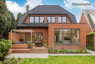 <strong>Te renoveren woning met 4 slpk's op toplocatie in Beerse</strong><br />EPC: F-label | Perceelopp. 555m² | Bewoonbare opp. 189m²<br /><br /><strong>Indeling:</strong><br />We betreden deze charmante te renoveren woning via de inkomhal, dewelke toegang biedt tot de woonkamer, garage en keuken. De keuken biedt voldoende ruimte om naar hartenlust in te richten. Achter de keuken bevindt zicht nog de berging met het toilet en badkamer. Deze ruimte biedt eveneens toegang tot het terras. <br /><br />Op de eerste verdieping vinden we 4 volwaardige slaapkamers terug. Via de zoldertrap in de nachthal krijg je toegang tot de ruime bergzolder, met uitbreidingsmogelijkheden. Ook een kelderberging ontbreekt hier niet!<br /><br />Als extra troef geniet deze woning van een aangename tuin op een rustige maar toch centrale locatie. <br /><br /><strong>Algemeen</strong>: <br />- EPC: 580kWh/m²jaar<br />- 4 volwaardige slaapkamers<br />- Hoekperceel op absolute toplocatie