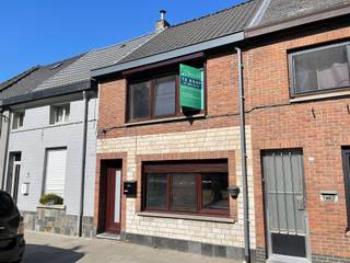 <p><span>NACHTEGAALSTRAAT 91, 2850 BOOM</span></p><p><span>Rustig gelegen gezinswoning</span></p><p><span> </span></p><p><span>Deze gezinwoning ligt tegenover natuurdomein Schorre II.</span></p><p><span>Dit maakt de ligging ideaal voor fiets en wandelaars.</span></p><p><span> </span></p><p><span>Scholen en supermarkten bevinden zich allen binnen een straal van 5 kilometer.</span></p><p><span>Parkeren doe je langs de straat.</span></p><p><span> </span></p><p><span>De woning zelf werd opgeknapt en scoort daardoor een EPC-label C.</span></p><p><span>Ook de elektriciteit werd opnieuw gekeurd en is conform tot 2050 (!).</span></p><p><span> </span></p><p><span>Op het gelijkvloers vinden we een leefruimte, keuken, badkamer en berging.</span></p><p><span>Op Verd. +1: twee slaapkamers</span></p><p><span>Op Verd. +2: een zolderkamer</span></p><p><span> </span></p><p><span>Voor meer info of een bezoek kan u ons bereiken op 03 888 44 01 of via <span>info@immodillen.be</span></span></p><p><span> </span></p>