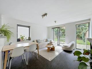 Gelijkvloers 1-slaapkamerappartement met grote tuin te huur bij het President Rooseveltplein te Kortrijk. Dichtbij de Grote Markt, de Verlaagde Leieboorden en het centrum alsook het station. <br /><br />INDELING: <br />inkomhal - leefruimte met volledig geïnstalleerde open keuken - aangenaam terras met grote tuin - gastentoilet - badkamer met lavabomeubel en ligbad/douche - ruime slaapkamer - bergruimte met aansluiting voor wasmachine. <br /><br />ALGEMEEN: <br />- centrale ligging<br />- inclusief kelder- en fietsenberging<br />- tuin<br />- voorschot gemeenschappelijke kosten: € 50,00/maand<br /><br />Interesse? Vraag snel een bezoek aan via www.dewaele.com.