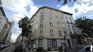 Op de hoek van de Hemelstraat vindt u dit karaktervol appartement, in een buurt waar u werkelijk niets moet inleveren.<br />Het Stadspark, Groen Kwartier en Theaterplein liggen op wandelafstand.<br />Het openbaar vervoer stopt letterlijk om de hoek.<br />Op slechts enkele minuten van het Centraal Station en zo de stad uit of in, precies zoals u wil.<br /><br />Het gebouw is kleinschalig en het appartement bevindt zich op de derde verdieping.<br />Een indrukwekkende gevelbreedte van 16 meter zorgt voor een schitterende lichtinval in de woonkamer en beide slaapkamers, de hele dag door.<br />Authentieke elementen zoals een schouw in Belgisch marmer en de originele parketvloeren geven het appartement meteen dat tikje extra.<br /><br />U komt binnen via een veiligheidsdeur.<br />De nachthal biedt bergruimte en een apart gastentoilet.<br />Van daaruit bereikt u de eerste en de grootste slaapkamer van 17 m², en een badkamer met wastafel en douche, klaar om naar eigen smaak op te frissen.<br />Verderop vindt u de vernieuwde keuken, volledig uitgerust.<br />De woonkamer van 25 m², met raampartijen over de volledige breedte en openslaande ramen voor een heerlijk binnen- buitengevoel.<br />Een tweede slaapkamer of ideale bergruimte sluit hierop aan.<br /><br />Licht, ruim en centraal gelegen: een instapklaar appartement dat u niet snel terugvindt op deze locatie.<br />Interesse? Contacteer ons voor een bezoek.