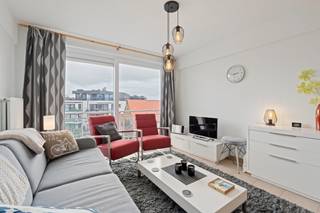 <p>Te koop: verzorgd appartement in Koksijde, centraal maar toch rustig gelegen, met een ruim terras en mooi open zicht.</p>
<p> </p>
<p>Dit appartement, gebouwd in 1996 en recent gerenoveerd, bevindt zich in een residentiële villawijk nabij openbaar vervoer. Dankzij de centrale ligging geniet u van alle voorzieningen op wandelafstand, terwijl de rustige omgeving zorgt voor een aangename woonervaring. Het ruime terras biedt een prachtig vrij uitzicht, ideaal om te ontspannen na een drukke dag. De indeling is praktisch en licht, waardoor het appartement meteen instapklaar is.<br />Dit appartement wordt gemeubeld verkocht. <br />extra Bergruimte op het gelijkvloers! </p>
<p> </p>
<p>Belangrijkste ruimtes:<br />• Living met veel lichtinval en directe toegang tot het terras<br />• Keuken met functionele indeling<br />• Slaapkamer met voldoende ruimte voor een dubbel bed<br />• Badkamer met douche en wastafel<br />• Inkomhal met toegang tot alle vertrekken<br />• Apart toilet<br />• Ruim terras met open zicht</p>
<p> </p>
<p>Troeven:<br />• Ruim terras met mooi open zicht<br />• Gerenoveerd en instapklaar<br />• Centraal maar toch rustig gelegen</p>
<p> </p>
<p>Neem vandaag nog contact op met je ERA-makelaar voor een bezoek.<br />058 51 23 23 of op christian@eraservimo.be</p>
<p> </p>
<p>JOUW DROOMAPPARTEMENT. ZO GEVONDEN!</p>