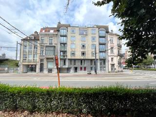 <p><strong>Situation</strong></p>
<p>Ce studio entièrement rénové est situé au deuxième étage de la résidence <em>Green House</em>. L’emplacement est particulièrement avantageux : à distance de marche de la gare de Gand-Saint-Pierre, à vélo du centre-ville et à proximité de plusieurs campus universitaires et de hautes écoles. De plus, la connexion aux principaux axes routiers est excellente, garantissant un confort de vie et de déplacement optimal.</p>
<p><strong>Disposition</strong></p>
<p>En entrant dans le studio, vous arrivez dans le hall d’entrée. Le séjour lumineux avec coin nuit bénéficie d’une agréable luminosité grâce à la grande fenêtre à l’avant du bâtiment, offrant une vue sur le parc Delphine Boël.<br />La nouvelle cuisine entièrement équipée s’intègre parfaitement à l’espace de vie.<br />La salle de bains a également été entièrement rénovée et est équipée d’une douche, d’un WC et d’un lavabo.</p>
<p>L’ensemble a été récemment repeint et fini avec des matériaux de qualité, ce qui rend le studio prêt à emménager. L’immeuble dispose en outre d’un local à vélos commun.</p>
<p><strong>Guillaume Logghe – 0472 11 00 00 ou par e-mail : Gl@immodavinci.be</strong></p>