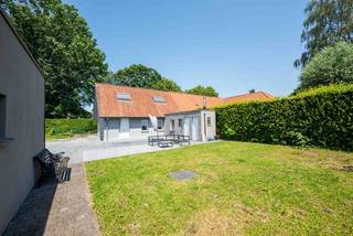 <span><strong>Via een lange oprijlaan</strong></span> bereikt u deze <span><strong>charmante en idyllisch gelegen woning</strong></span>, verscholen van de straat en <span><strong>omgeven door rust en groen</strong></span>.<br />Dankzij de unieke ligging geniet u hier van <span><strong>maximale privacy</strong></span>, terwijl het centrum van Deerlijk zich op slechts 2 km bevindt.<br />De woning verwelkomt u met een <span><strong>gezellige L-vormige woonkamer</strong></span>. In de zithoek bevindt zich de trap naar de bovenverdieping, waar<span><strong> 2 comfortabele slaapkamers</strong></span> zijn ondergebracht.<br />Op het gelijkvloers vindt u verder een<span><strong> geïnstalleerde keuken, een badkamer uitgerust met douche, lavabo en toilet</strong></span>, evenals een praktische <span><strong>berging/wasplaats</strong></span>.<br />Buiten is er een <span><strong>gezellig terras</strong></span> waar u kan genieten van de tuin, ideaal voor wie houdt van <span><strong>buitenleven en ontspanning</strong></span>.<br />Bovendien beschikt het eigendom over <span><strong>2 afzonderlijke garages, wat zorgt voor extra bergruimte en parkeermogelijkheden.</strong></span><br />Bent u op zoek naar een <span><strong>knusse woning op een rustige locatie</strong></span>, met alle voorzieningen binnen handbereik? Dan is deze eigendom beslist een bezoek waard.<br />EPC : 293 en UC : 3616180<br /><u>Contacteer Peter voor een bezoek : 0496/176878</u>