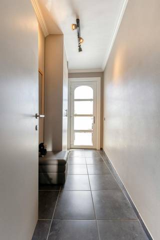 Via de inkomhal kom je in de ruime leefruimte met een volledige inbouwkastenwand die aansluit op de open ingerichte keuken. Van hieruit is er aansluiting naar de kelder met heel wat bergruimte, apart toilet en de wasplaats.<br />Op de eerste verdieping is er de nachthal met grote ingebouwde kledingkast, twee volwaardige slaapkamers, een apart toilet en twee badkamers.<br />Op de tweede verdieping werd de zolder omgebouwd tot volwaardige slaapkamer met vaste trap.<br /><br />Buiten:<br />De aangename en omvrangrijke tuin met mooi onderhouden terras biedt voldoende ruimte om te genieten. Achteraan de woning en ter hoogte van het terras, bevindt zich bovendien een ruime gemetste berging, ideaal voor tuinmateriaal, fietsen, extra opslag of hobby.<br /><br />Troeven:<br />- Rolluiken en vliegenramen<br />- Oprit voor 2 wagens<br />- Veel inbouwkasten en bergruimte<br />- Dubbel glas<br />- Droge kelder<br />- Waterverzachter<br />- Regenput (10.000 L)<br />- Gekeurde elektriciteit<br />- 2 aparte toiletten<br />- 3 volwaardige slaapkamers<br />- Ruim terras en tuin<br />- Instapklaar<br />- centrale verwarming en pelletkachel<br /><br />Afspraak via dewaele.com.<br /><br />De algemene voorwaarden van Dewaele DIY kunt u steeds raadplegen via dewaele.com.<br /><br />Bestuursmaatregelen in het maatregelenregister: nee