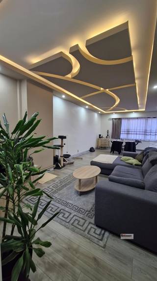 <p><span>Centraal gelegen appartement met 1 slaapkamer en overdekt terras.</span></p><p><span> </span></p><p><span>Dichtbij openbaar vervoer, winkels en scholen. </span></p><p><span>Klein gebouw, interne syndicus. </span></p><p><span> </span></p><p><span>Indeling</span><span>: </span></p><p><span> </span></p><p><span>Op de eerste verdieping gelegen. Een open keuken met aanpalend een leefruimte. Een aparte slaapkamer met een overdekt/toegemaakt terras.</span></p><p><span>Badkamer met douche in bad, toilet en lavabo. Privatieve kelder. </span></p>