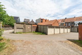 <p>Bent u op zoek naar een interessante vastgoedinvestering? </p><p>Dan is dit garagecomplex in Maldegem een unieke opportuniteit.</p><p></p><p>Op een perceel van 529m² bevinden zich momenteel 12 garages, opgesplitst in twee blokken van 5 en 7 garages. </p><p>Dankzij de gunstige ligging met vlotte bereikbaarheid in de Noordstraat (in tweede lijn) en de blijvende vraag naar garage- en parkeerplaatsen in het centrum, vormen deze garages een goede investering, zowel voor eigen gebruik als voor verhuur. </p><p></p><p>Daarnaast is er reeds een vergunning afgeleverd voor de bouw van 5 nieuwe garages en 7 carports. Dit biedt de mogelijkheid om het bestaande complex te vernieuwen waardoor het investeringspotentieel aanzienlijk vergroot. </p><p></p><p>Wenst u meer informatie over deze eigendom of de vergunde plannen?</p><p>Contacteer Steffi telefonisch op 0498/50.50.94 of per mail steffi@vastgoeddevos.be </p>