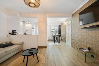 Dit <strong>recent gerenoveerde 3-slaapkamer appartement </strong>is ideaal gelegen naast het casino van Blankenberge, op <strong>wandelafstand van het stadscentrum en met directe toegang tot de Zeedijk.</strong> Het appartement werd in <strong>2022 volledig gerenoveerd</strong> met aandacht voor duurzaamheid en kwaliteit, en beschikt over een moderne afwerking en trendy accenten.<br /><br />Bij binnenkomst komt u in de <strong>zuidgerichte, ruime leefruimte </strong>met een <strong>praktische keuken</strong> en uitzicht op het Casinoplein. De masterbedroom heeft een <strong>multifunctionele kastenwand</strong> en is <strong>verbonden met een kleinere slaapkamer</strong>. Beide kamers bieden t<strong>oegang tot een balkon </strong>aan het <strong>binnenplein</strong>. De derde slaapkamer aan de voorzijde geniet van <strong>veel daglicht en uitzicht op het plein.</strong> De<strong> moderne badkamer</strong> is voorzien van een i<strong>nloopdouche en grote marmertegels</strong>, en er is een <strong>afzonderlijk toilet</strong>.<br /><br />Het appartement wordt verhuurd op vakantiebasis. Het <strong>nettorendement</strong> ligt tussen de <strong>5 en 7%.</strong><br /><br />Daarnaast beschikt het appartement over een <strong>privatieve kelder</strong>. Door de <strong>uitstekende ligging en de hoogwaardige afwerking</strong> is dit appartement de perfecte keuze voor wie comfort en stijl zoekt in Blankenberge.