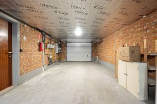 <p><span>Uitstekend gelegen ten zuiden van het Park Rivierenhof, rustig dichtbij groen maar toch vlot bereikbaar.</span></p><p><span>Indeling: Diepe garage voor drie auto's achter elkaar. Kan evengoed gebruikt worden als opslag of magazijn/atelier.. Verder drie bergingen en toegang tot de tuin. 6,5m breed achteraan 4,19m vooraan op 13,84m in diepte. Kan apart aangekocht worden of in combinatie met de appartementen die erboven te koop staan.</span></p><p><span>Info/bezoek: 03/283 05 00 - <span>george@sinjoor.be</span></span></p>