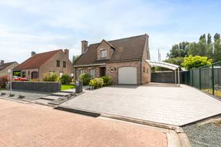 Rustig wonen, een aangename tuin én een instapklare woning: deze open bebouwing in Merelbeke-Melle combineert het allemaal. De woning bevindt zich in een rustige woonomgeving en vormt een interessante opportuniteit voor wie comfortabel wil wonen zonder eerst grote renovatiewerken te moeten uitvoeren.<br /><br />De woning staat op een mooi perceel van 566 m² en beschikt over een volgende indeling: inkomhal met toilet, toegang tot de lichtrijke woonkamer met eetplaats. Aansluitend de uitgeruste keuken met zicht op terras en tuin. Praktisch is de berging en inpandige garage. Op het eerste verdiep situeert zich de masterbedroom met dressing, een tweede slaapkamer met extra kamer en een bureau op de nachthal. De badkamer sluit aan op de masterbedroom.<br /><br />Dankzij het gunstige EPC-label B geniet u bovendien van een energiezuinige woning. Ook op het vlak van asbest is er goed nieuws: de eigendom is asbestveilig.<br /><br />Een absolute troef bevindt zich buiten. De goed georiënteerde en mooi aangelegde tuin vormt een aangename, groene verlenging van de woning. Het ruime terras biedt voldoende plaats voor een grote tuintafel, loungeset of barbecue en maakt het heerlijk om tijdens zonnige dagen volop van het buitenleven te genieten.<br /><br />De rustige ligging maakt het plaatje compleet. U woont hier weg van de drukte, terwijl het centrum van Merelbeke-Melle en de nodige dagelijkse voorzieningen vlot bereikbaar blijven. Een fijne combinatie voor wie rust belangrijk vindt zonder aan bereikbaarheid te willen inboeten.<br /><br />Kortom, een verzorgde en instapklare open bebouwing die heel wat te bieden heeft.<br /><br />Interesse in deze woning? Vraag uw bezoek aan via Immo Francois en ontdek ze ter plaatse.<br /><br />