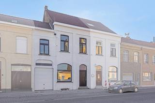 In het centrum van Veurne vinden we deze volledig gerenoveerde woning te koop. Dankzij de doordachte afwerking, energiezuinigheid en zonnige tuin...