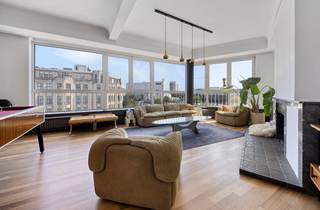 <p><strong>Wonen op een toplocatie met ruimte in overvloed<br /><br /></strong>Dit ruime appartement bevindt zich op een bijzonder aantrekkelijke locatie, op de hoek van de Bosmanslei en de Jan Van Rijswijcklaan. Ook qua bereikbaarheid zit je uitstekend: de tram stopt vlak voor de deur en zowel het stadscentrum als de A12 en de belangrijkste autosnelwegen zijn vlot bereikbaar.<br /><br />Bij binnenkomst springt meteen de karaktervolle uitstraling van Résidence Le Zodiaque in het oog. Het modernistische gebouw dateert uit 1957 en ademt nog steeds een typische retrostijl uit de jaren 50. Het goed onderhouden complex telt zeven verdiepingen, waarbij dit appartement zich op de vijfde verdieping bevindt.<br /><br />De woning biedt bijzonder veel mogelijkheden. In totaal zijn er vijf slaapkamers, drie badkamers en vijf toiletten. Daardoor is er voldoende plaats voor een groot gezin, een samengesteld gezin of een cohousingproject. De vijfde kamer bevindt zich naast de leefruimte en wordt momenteel gebruikt als bureau, maar kan eenvoudig opnieuw als slaapkamer worden ingericht.<br /><br />De keuken, die toegang geeft tot een terras, en de badkamers zijn meteen bruikbaar, al kunnen ze op termijn wel een moderne update gebruiken. Een bijkomend voordeel is het gunstige EPC-label B.<br /><br />De absolute blikvanger van het appartement is zonder twijfel de woonkamer. De originele parketvloer uit 1957 geeft de ruimte veel karakter, terwijl de grote ramen zorgen voor een overvloed aan natuurlijk licht. Het panoramische uitzicht over de Singel en de stad maakt het geheel extra bijzonder.<br /><br />Dankzij de hoekligging en de indeling rond de centrale liftkern komt er bovendien in vrijwel elke kamer veel daglicht en frisse lucht binnen. Het resultaat is een aangenaam en ruimtelijk appartement met een unieke combinatie van karakter, licht en mogelijkheden.<br /><br />Er is een privatieve kelderberging bij het appartement.<br /><br />Als extra optie kan er een dubbele garagebox worden aangekocht waarbij ook de oprit privatief kan gebruikt worden voor 3 wagens. De vraagprijs hiervoor bedraagt €95.000</p>
<p> </p>