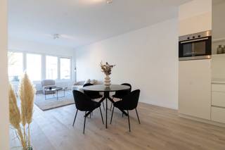 Wilrijk - Recent gerenoveerd 2 slaapkamer gelijkvloers appartement met privatieve tuin en terras gelegen in een klein gebouw met slechts...