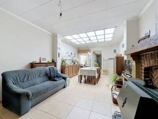 <p><span>Deze instapklare woning is gelegen in het centrum van Sint-Niklaas en biedt verrassend veel ruimte en mogelijkheden. Via de inkomhal bereikt u een aparte bureauruimte/voorplaats, ideaal als thuiswerkplek. De woonkamer beschikt over een gezellig zit- en eetgedeelte en geniet van aangenaam natuurlijk licht dankzij de lichtstraat.</span></p><p><span>Aansluitend bevindt zich de ingerichte keuken. Verder beschikt het gelijkvloers over een praktische berging met plaats voor wasmachine en droogkast en een badkamer met inloopdouche, lavabomeubel en toilet. Achteraan bevindt zich een gezellige, volledig afgesloten stadstuin waar u in alle rust kan genieten.</span></p><p><span>Op de eerste verdieping bevinden zich twee slaapkamers. Via een vaste trap bereikt u de ruime zolderverdieping, waar de mogelijkheid bestaat om nog twee extra slaapkamers te creëren. Zo kan de woning in totaal over vier slaapkamers beschikken.</span></p><p><span>De woning wordt verwarmd op aardgas en behaalt een gunstig EPC-label C, waardoor er geen renovatieverplichting geldt.</span></p><p><span>Dankzij de centrale ligging bevinden winkels, scholen, horeca, openbaar vervoer en het stadscentrum zich op wandelafstand. Een ideale woning voor wie centraal wil wonen met voldoende ruimte en uitbreidingsmogelijkheden.</span></p><p><span>Mis deze kans niet! Voor meer informatie of een bezoek, contacteer ons vandaag nog via 03 500 05 40.</span></p><p><span> </span></p>