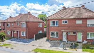 Een instapklare, soliede en energiezuinige driegevel woning, met oa. 2 slaapkamers + bureau, aangelegde oprit, terras en zuid-tuin op een...
